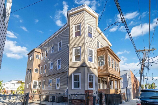 Building Photo - 20 Alston St
