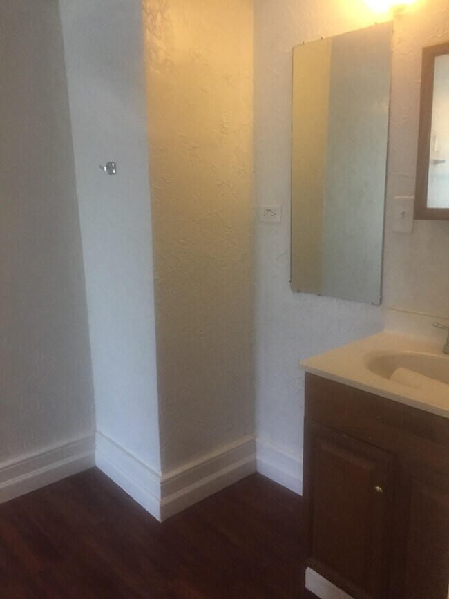 Building Photo - 3 Bedroom House in Downtown York