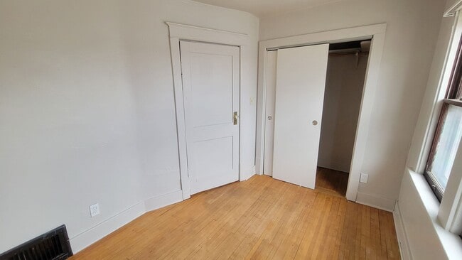 Building Photo - 2 bedroom/1 Bath duplex with large yard