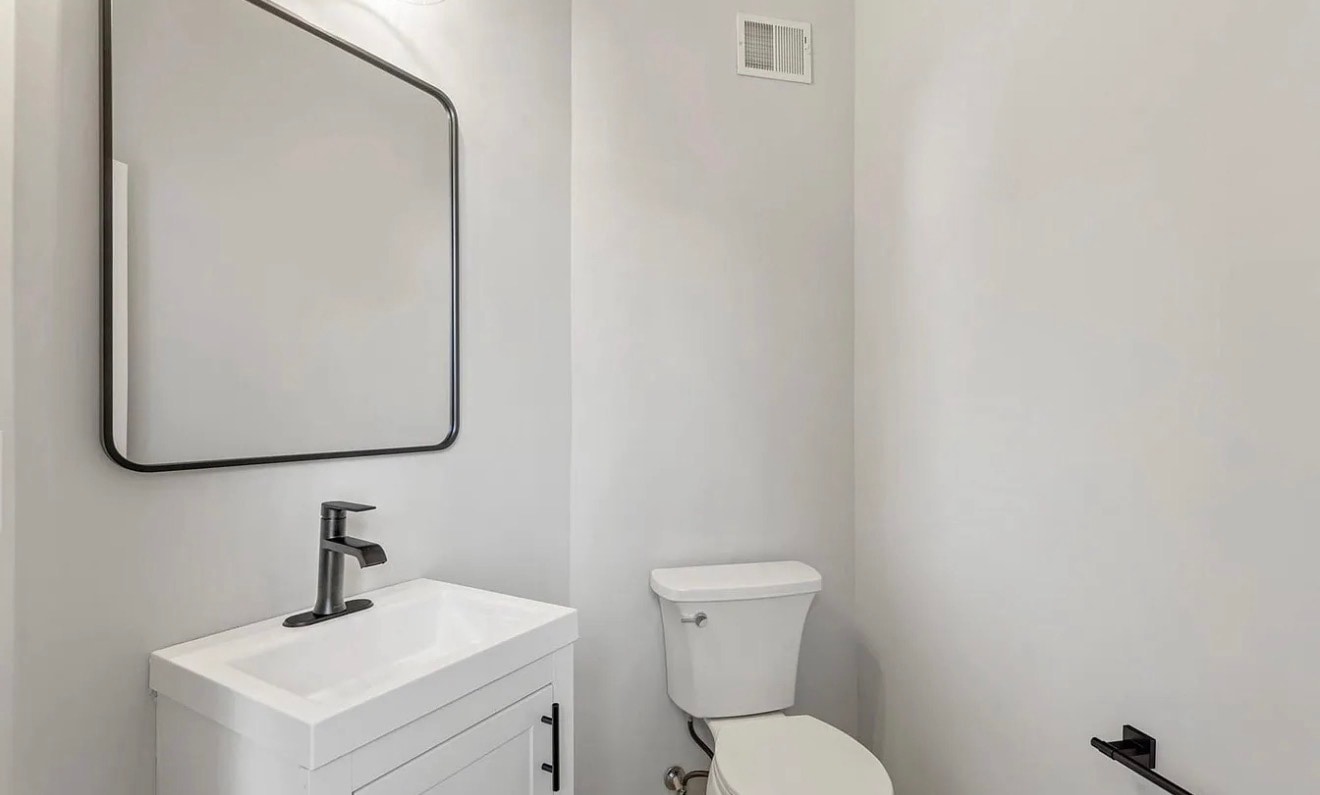 Building Photo - 1460 Pangbourne Way