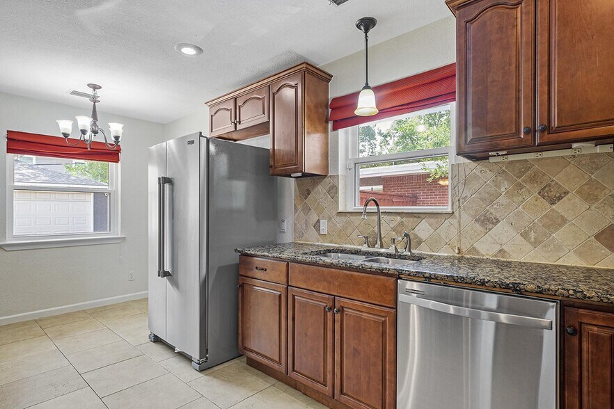 Building Photo - Remarkable Lakewood home steps from Ridgewood Park