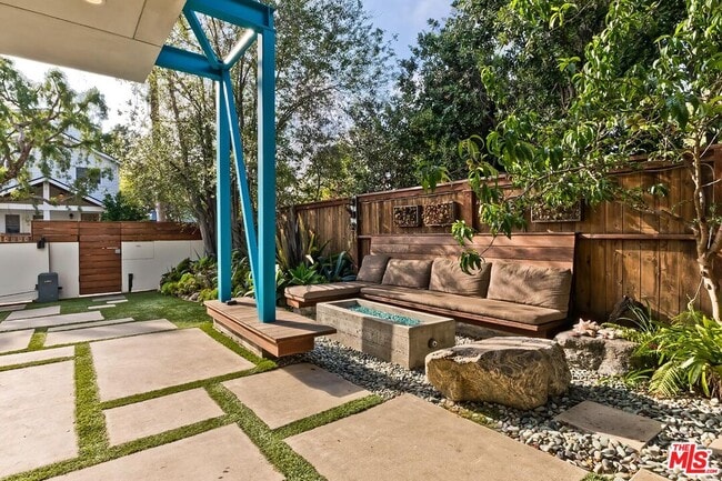 Building Photo - 832 Superba Ave