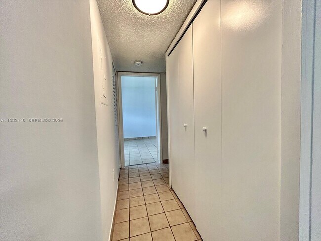 Building Photo - 301 Palm Way