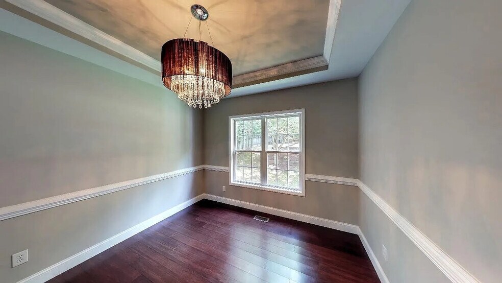 Building Photo - Room in House on New Parkside Dr