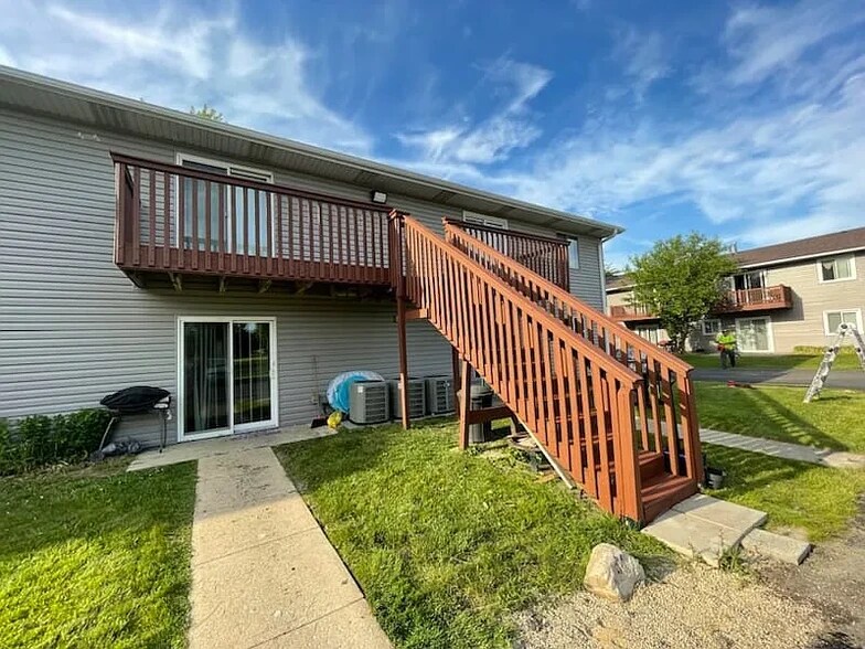 Primary Photo - 460 Echo Ln