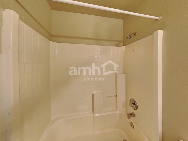 Building Photo - 325 Greenleaf Glen St