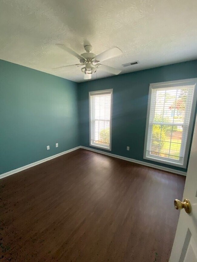 Building Photo - Welcome to this stunning 3-bedroom, 2-bath...