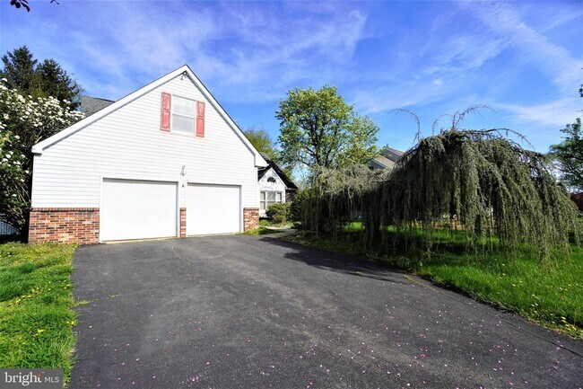 Building Photo - 104 Hidden Creek Dr