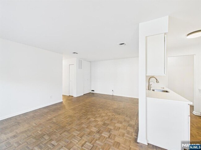 Building Photo - 364 E Ridgewood Ave