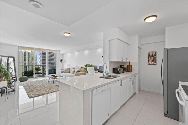 Building Photo - 1155 Brickell Bay Dr