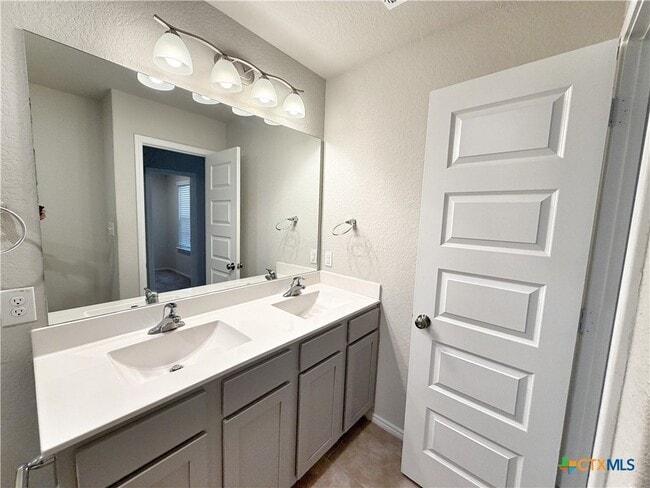 Building Photo - 2432 Ayers Dr