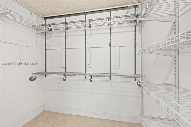 Building Photo - 999 Hamilton Dr