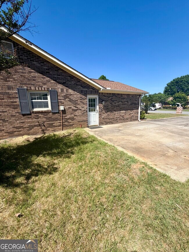 Building Photo - 131 Foxwood Cir