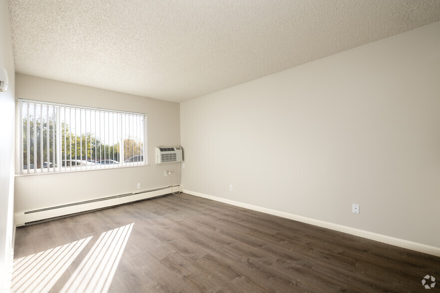 1BR, 1BA - 460SF - Living Room - Arbor Pointe Apartments