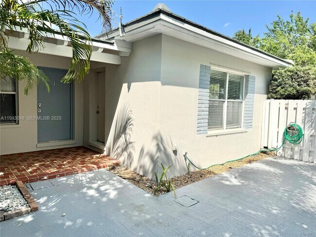 Building Photo - 301 NE 15th Ave