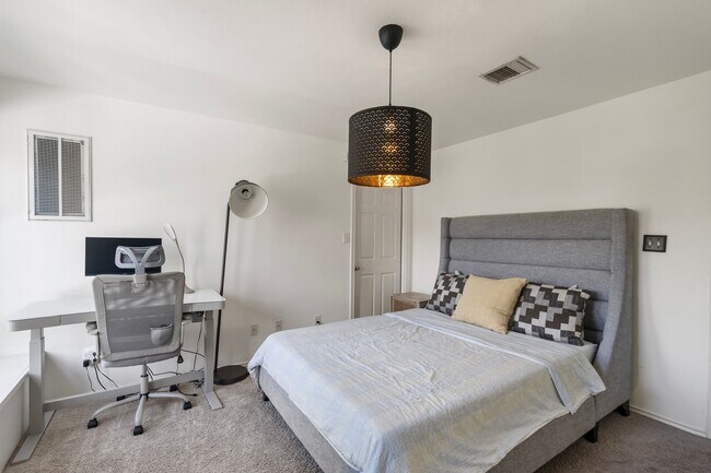 Building Photo - 1425 W 26th St