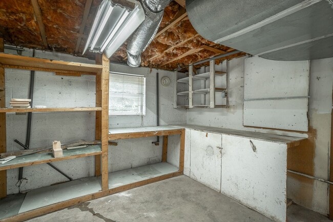 Building Photo - Spacious House in Hixson
