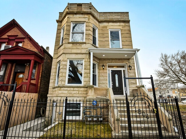 Primary Photo - 1806 S Trumbull Ave
