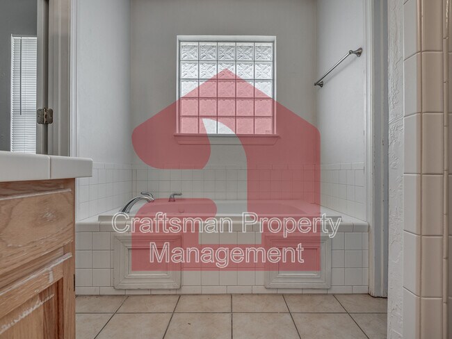 Building Photo - 2707 Silvertree Dr