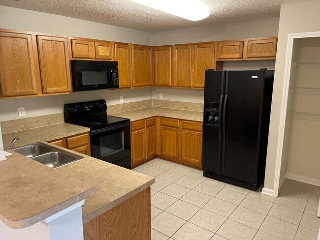 Building Photo - Spacious 3 Bedroom Condo in Villa Beaucler...