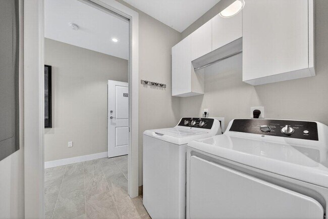 Building Photo - 41 SW Seminole St