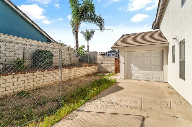 Building Photo - Charming 3 Bed/2.5 Bath Home With A Spacious Backyard And 3-Car Garage in Lake Elsinore!