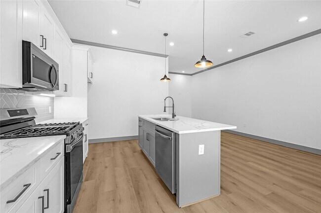 Building Photo - 6510 Bunche Dr