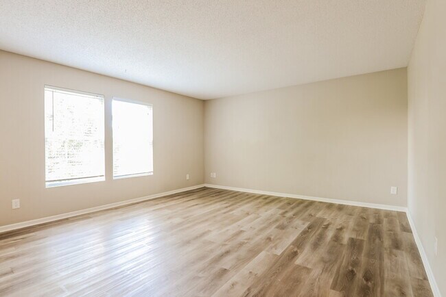 Building Photo - 738 Rosea Ct