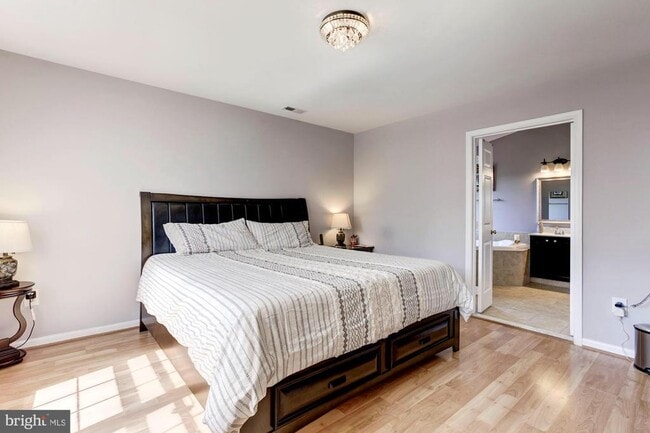 Building Photo - 13724 Valley Oak Cir
