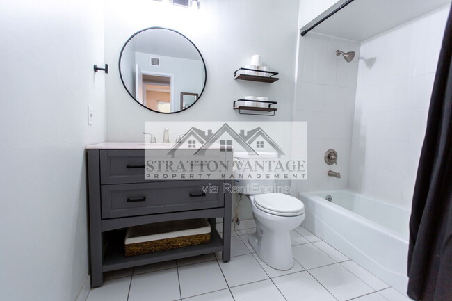 Building Photo - 111 E Manhatton Dr