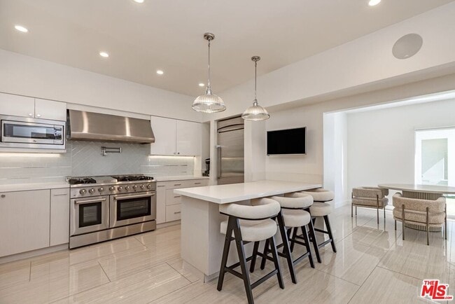 Building Photo - 703 N Maple Dr