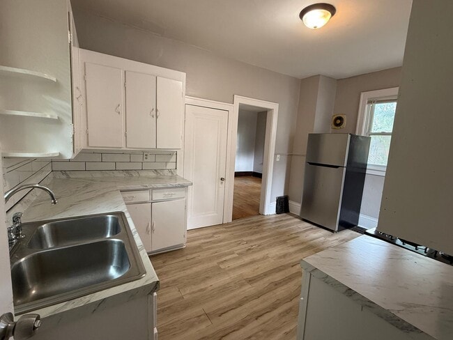 Building Photo - 3 bedrooms 2 bath house, Available sept 1st