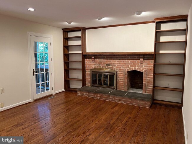 Building Photo - 10101 Alsace Ct