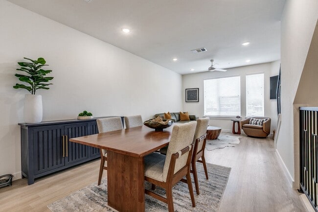 Building Photo - LUXURY 3-BEDROOM TOWNHOUSE AT GRAYSON HOUSE