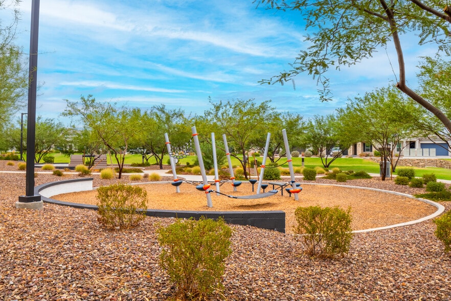 Building Photo - 4864 E Village Dr