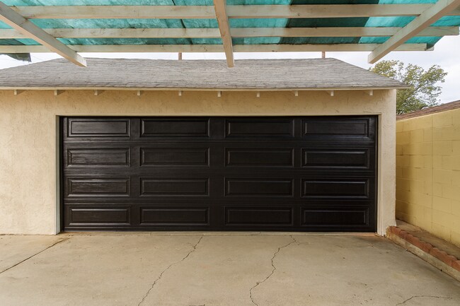 Building Photo - 5912 Carpenter Ave