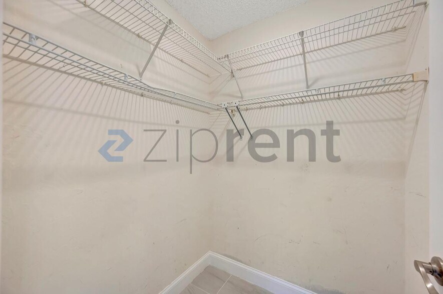 Building Photo - Unit 1420