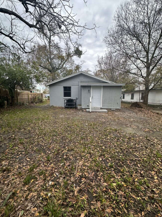 Building Photo - Renovated** Move in Ready** 3/2 Single Family home : Available Now!