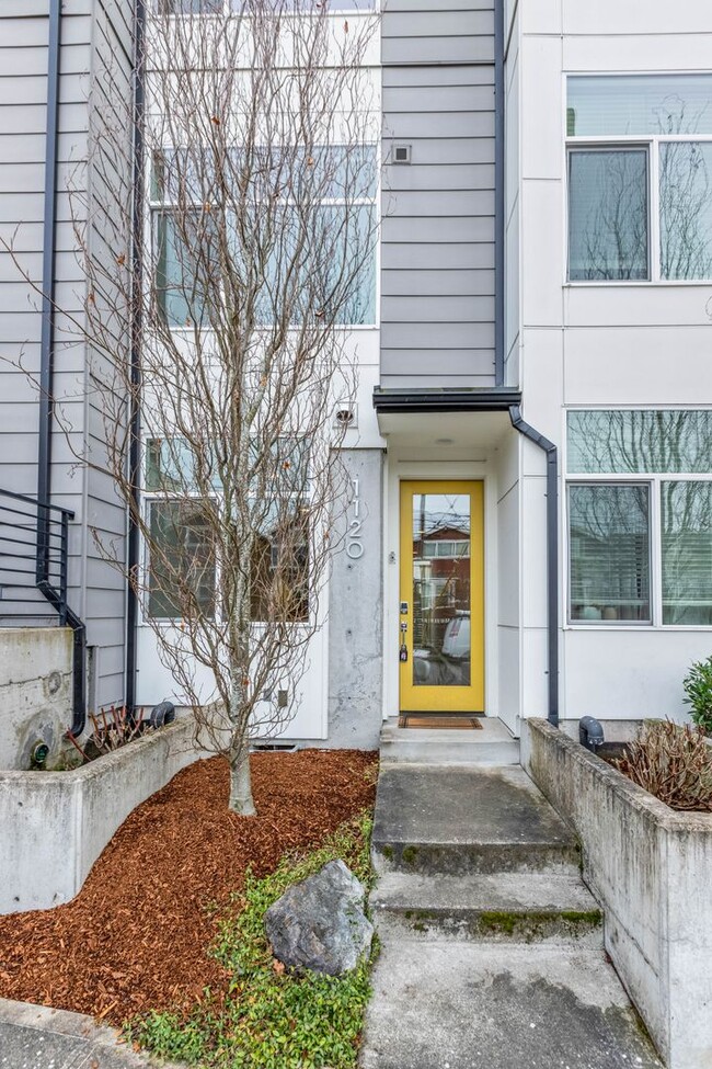 Building Photo - 2Bd/1.75Ba Seattle Townhouse