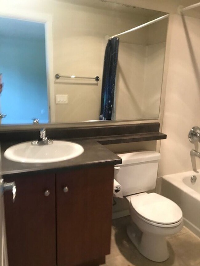 Building Photo - $2500-3Beds 2BA W/D 2 reserved parking, po...