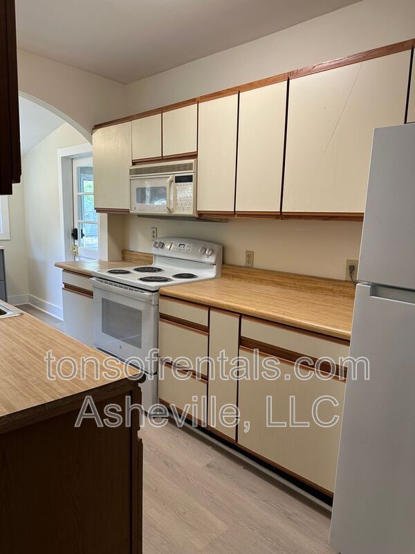 Building Photo - 1809 Windsor Dr