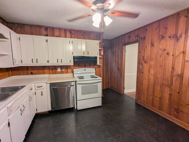 Building Photo - 2019 Bramblewood Dr NE