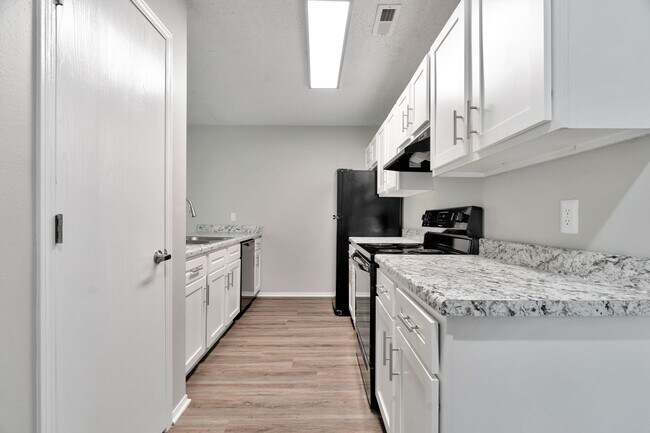Building Photo - 3 Bed 2 Bath duplex just minutes to I-49