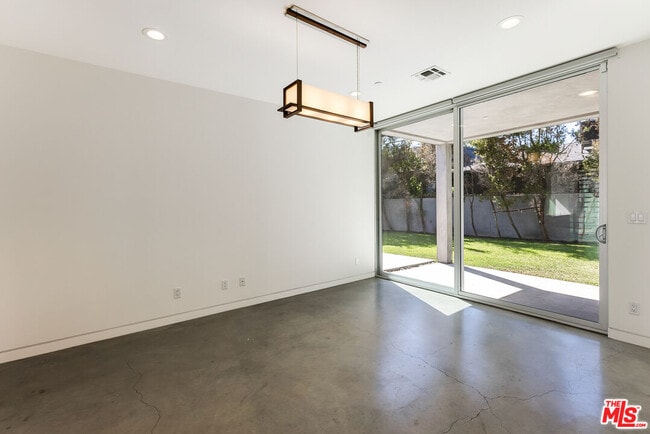 Building Photo - 547 Huntley Dr