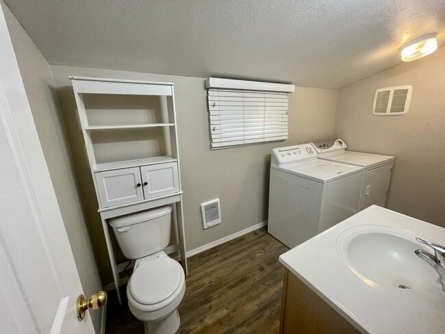 Building Photo - Charming 2-Bedroom Home Near Washington El...