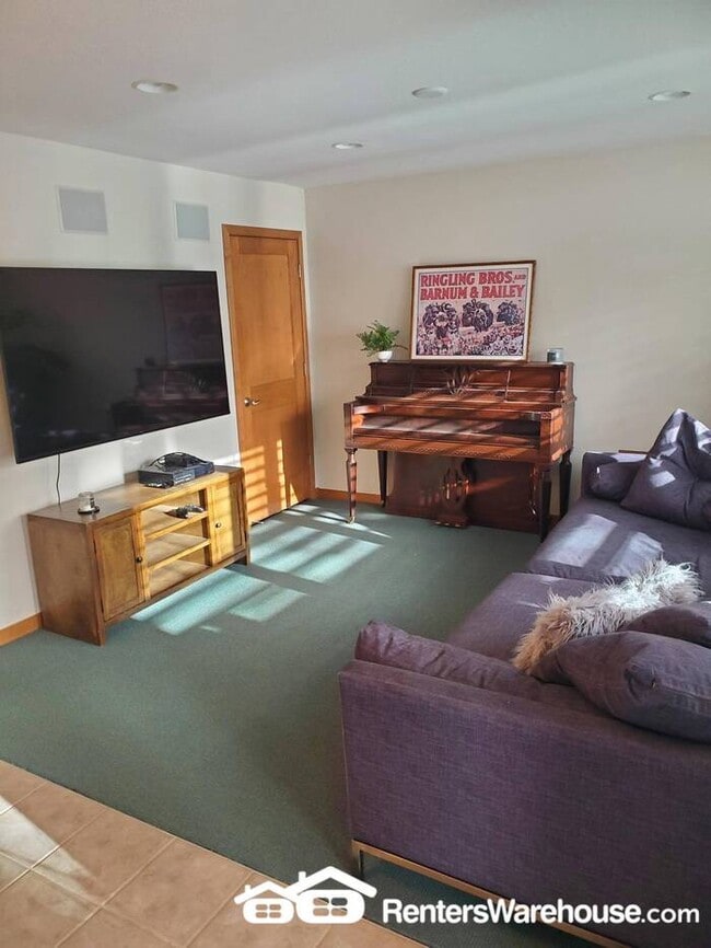 Building Photo - 2 Bedroom, 4 Bath Townhouse in a Great Riv...