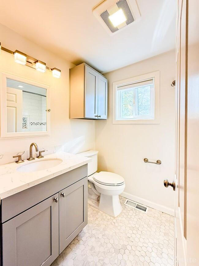 Building Photo - Beautiful newly remodeled 3 bed/2 bath home! Walking distance to Northgate Lightrail!