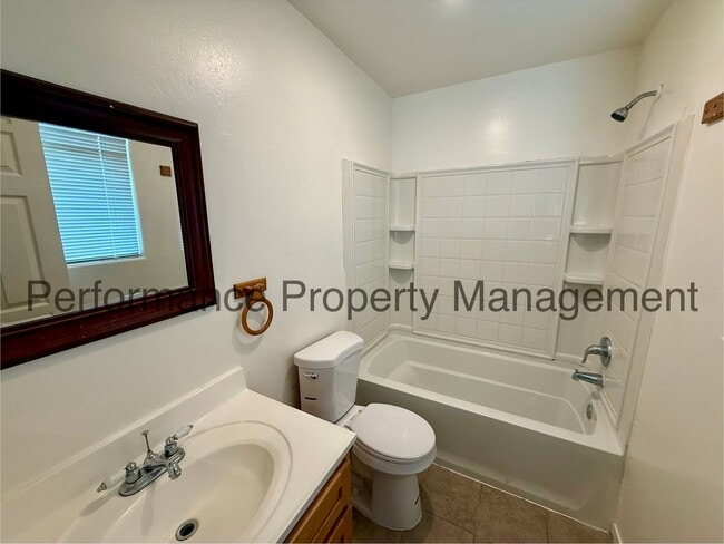 Building Photo - 1408 E 9th St