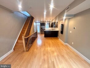 Building Photo - 533 Manton St