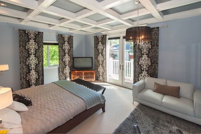 Building Photo - 7120 Pacific View Dr